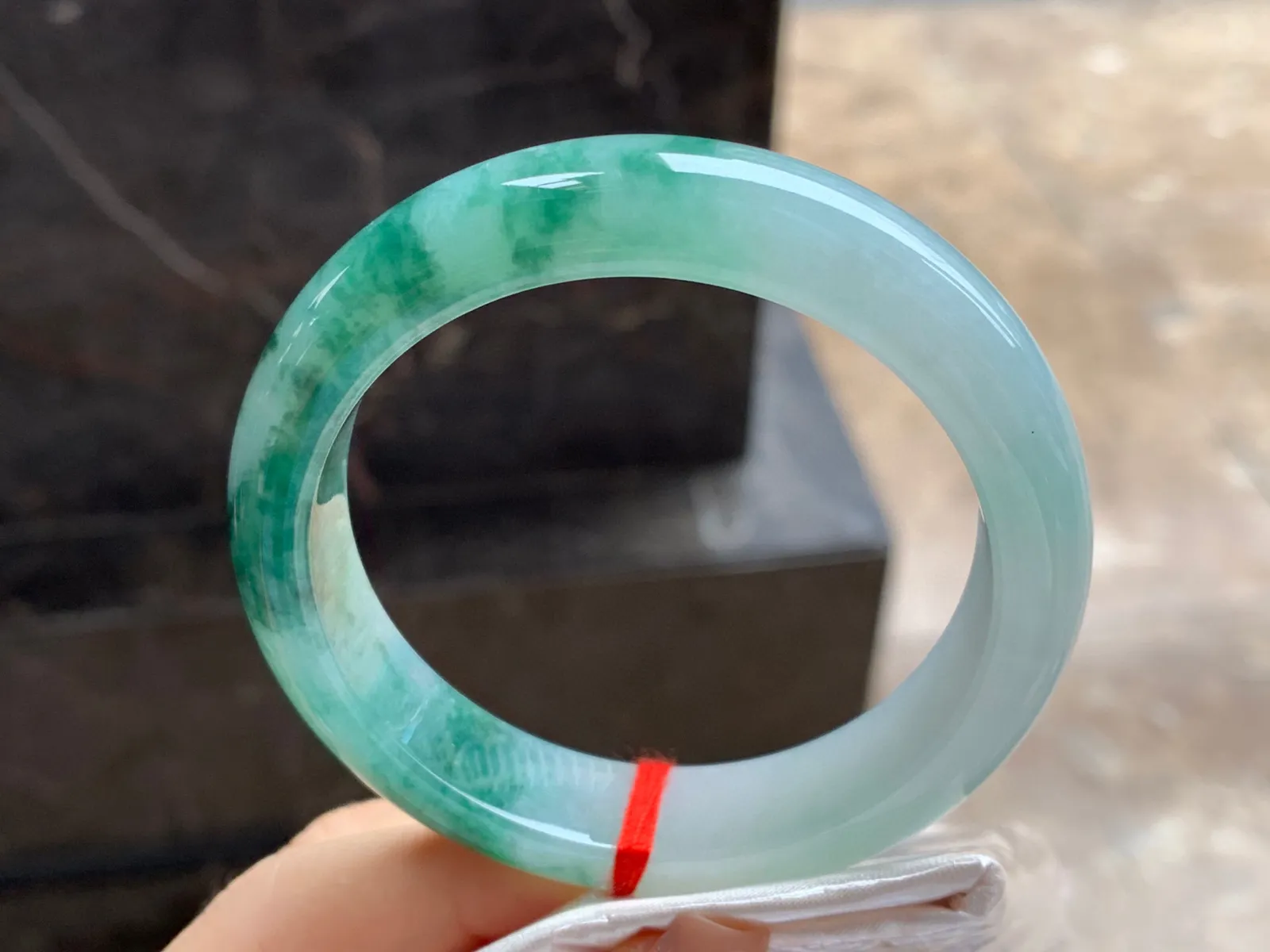 飘绿花手镯
尺寸：55.3-12.8-8.3mm
底子细腻干净～绿花浓郁