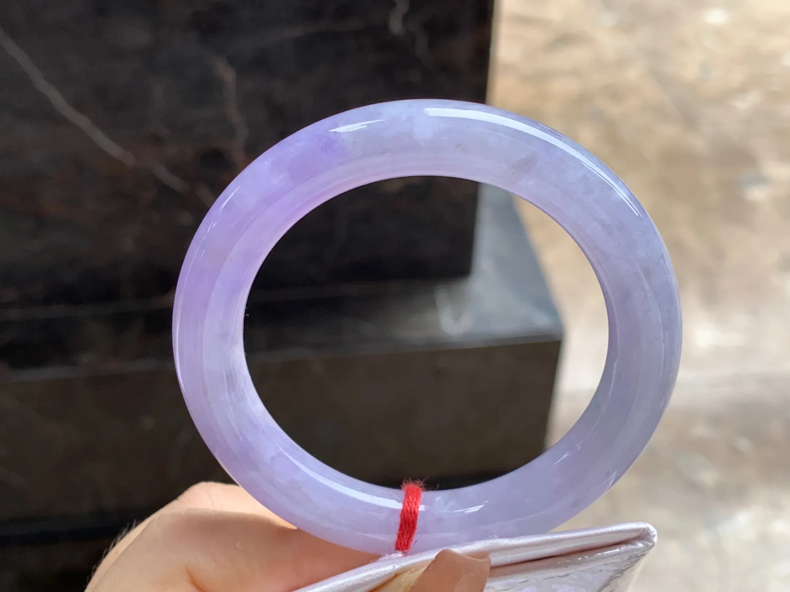 紫罗兰圆条手镯
尺寸：54.5-10.2mm
颜色浓郁～晶体粗需要包容