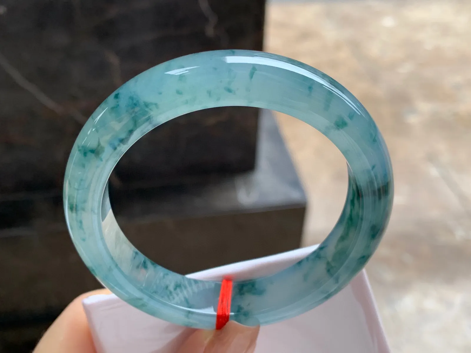 冰种飘花手镯
尺寸：57.4-12.8-9mm
种老肉细～很耐看的料子