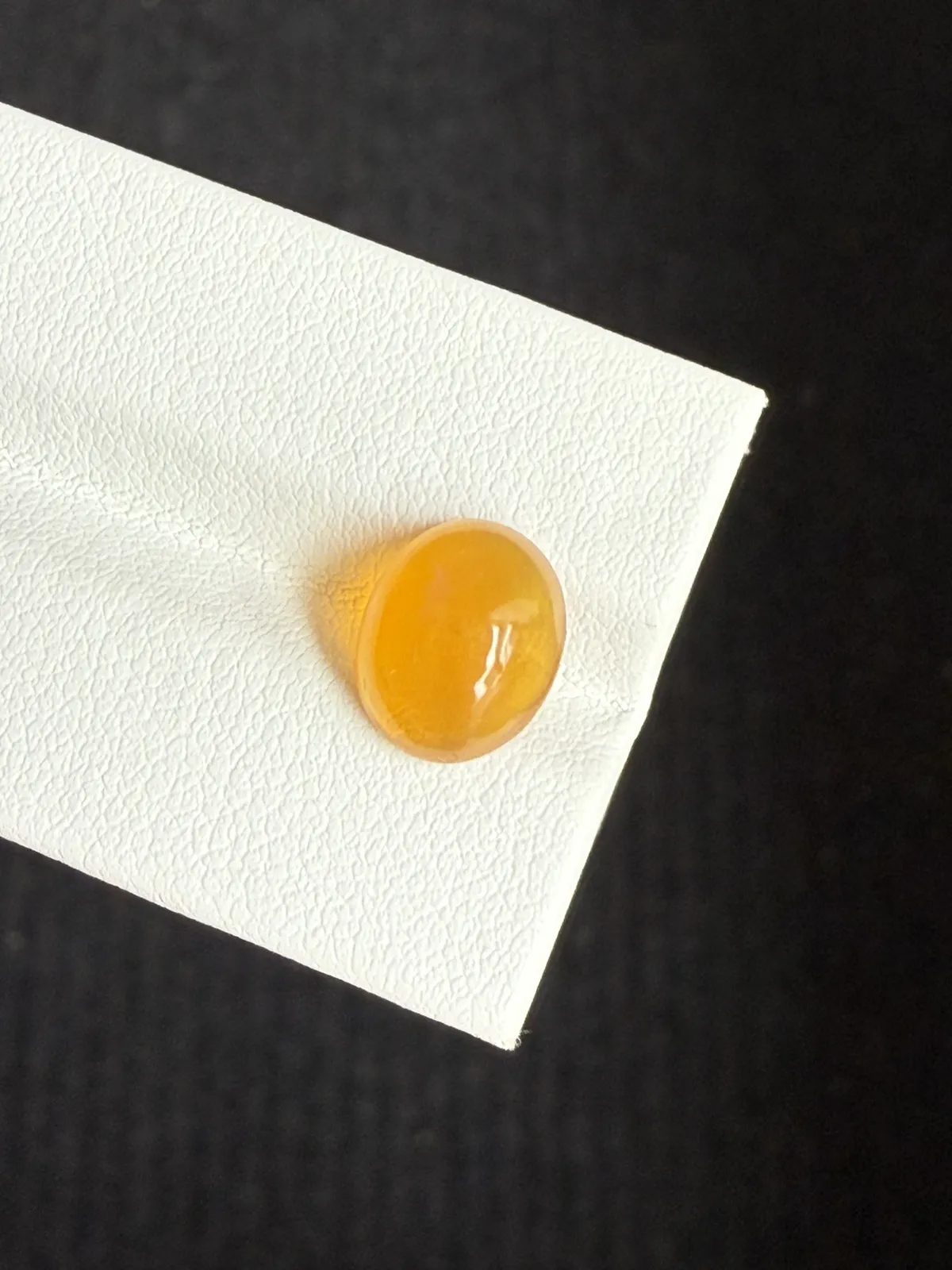 2.29ct天然墨西哥火欧泊裸石，尺寸10.7×8.8×5.1mm， 颜色美艳 ，晶体通透