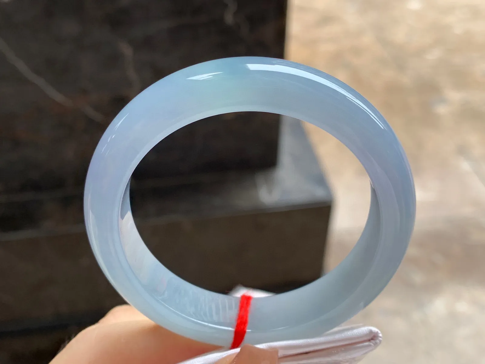 细糯手镯
尺寸：55.2-12.7-8.8mm
底子细腻干净～上手好看气质