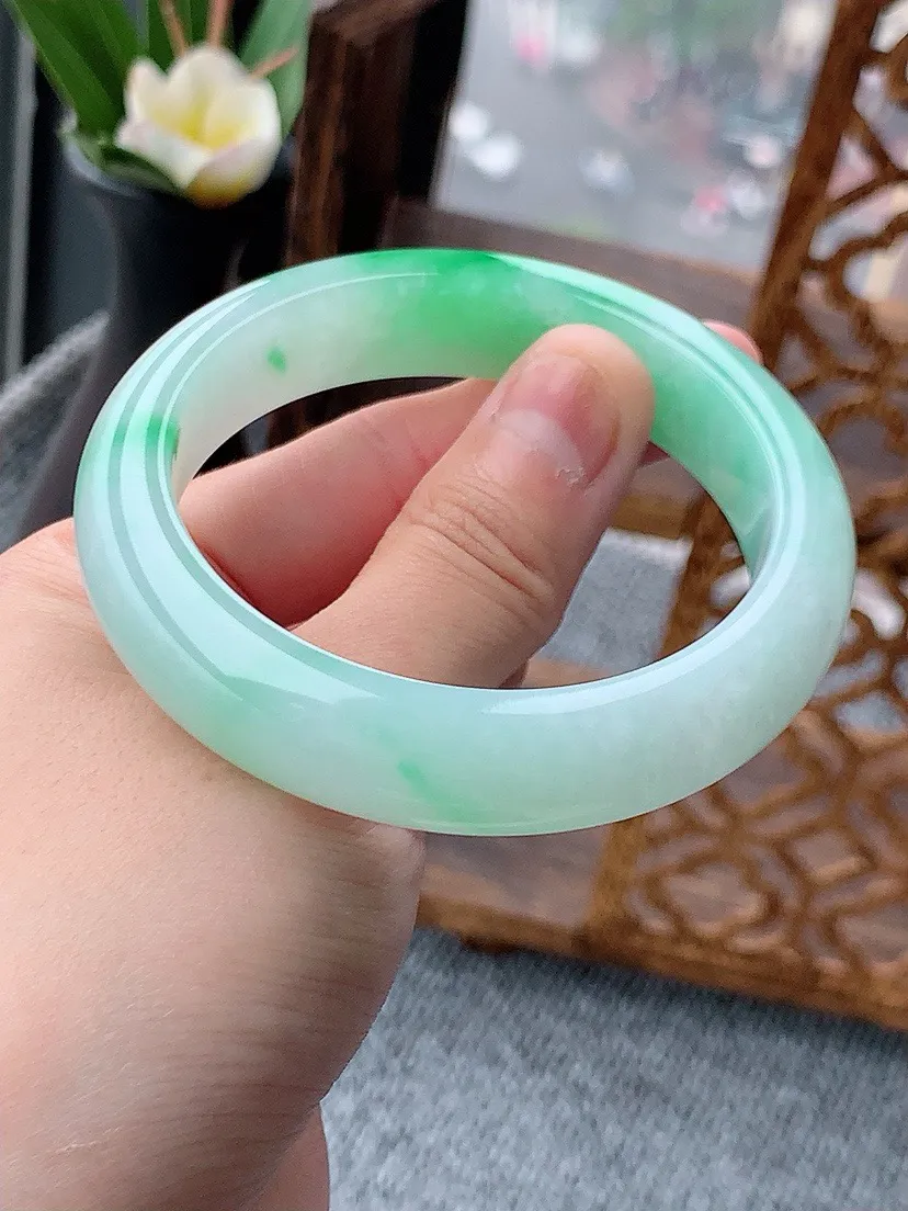a货翡翠老坑飘阳绿正装正圈手镯54-55圈口 尺寸54.3×12.8×8.2mm 重量63.40g 0530 A67