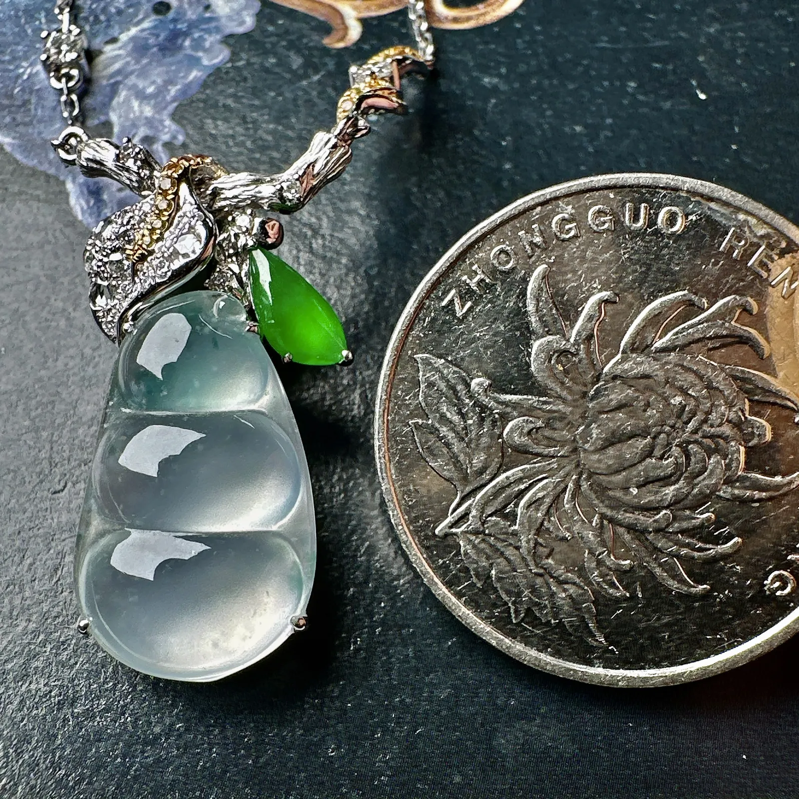 【冰种飘花福豆】连链子吊坠，晶莹剔透，冰感十足，通透闪亮，18k金钻镶嵌，裸石尺寸18.2*11.3*3.9毫米