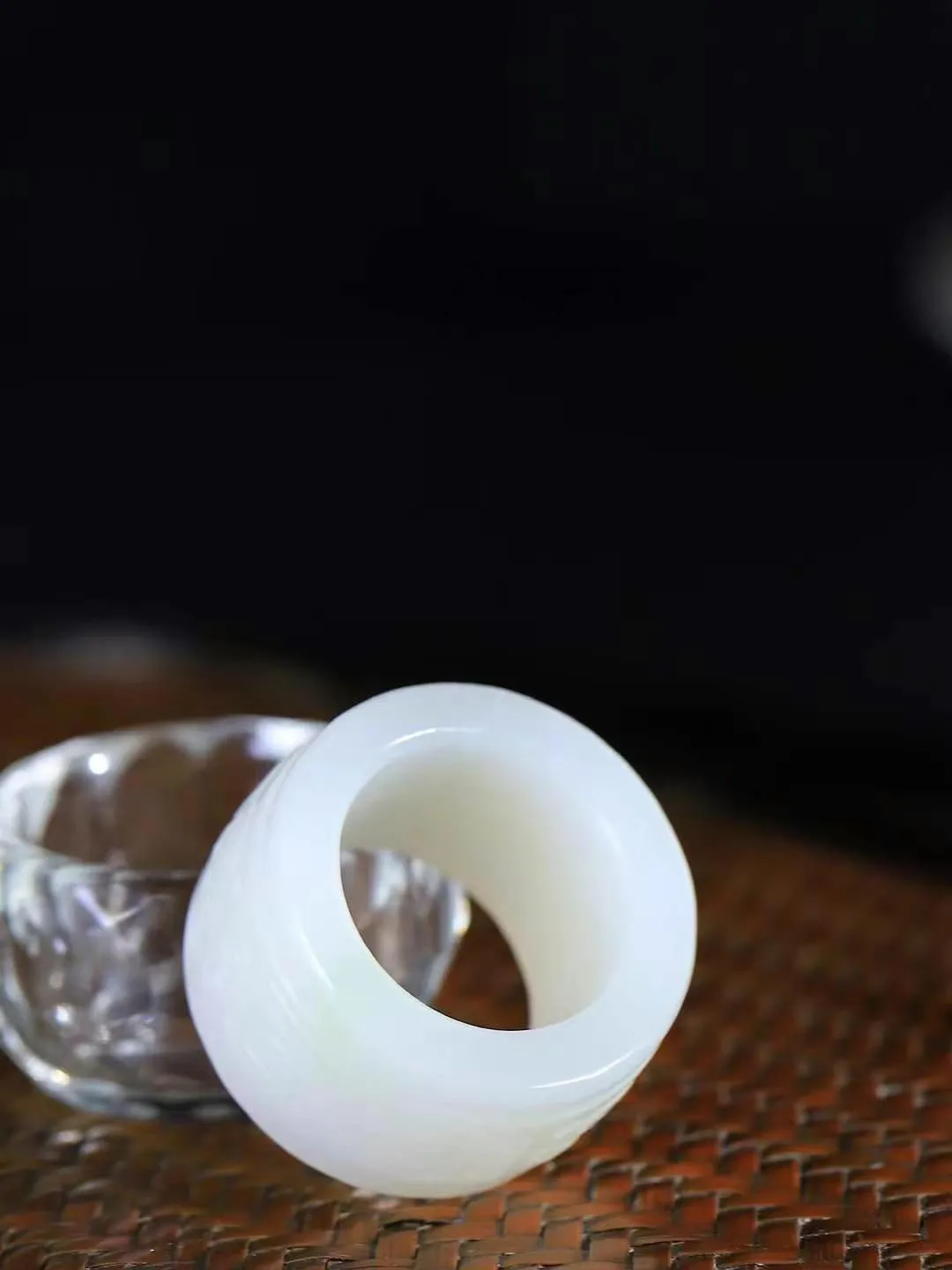 【仿古兽面纹.扳指】

精品和田玉白玉飘翠兽面纹扳指 莹莹润润！精雕细琢，栩栩如生，料俱佳，精琢仿古兽面，双眉如火，怒目圆瞪，獠牙毕露，威武霸气，寓意趋吉消灾，兽音同寿，长寿延年之意，亦可保平安。重28.3克  尺寸22.4-19.6-5.9mm 56503066T