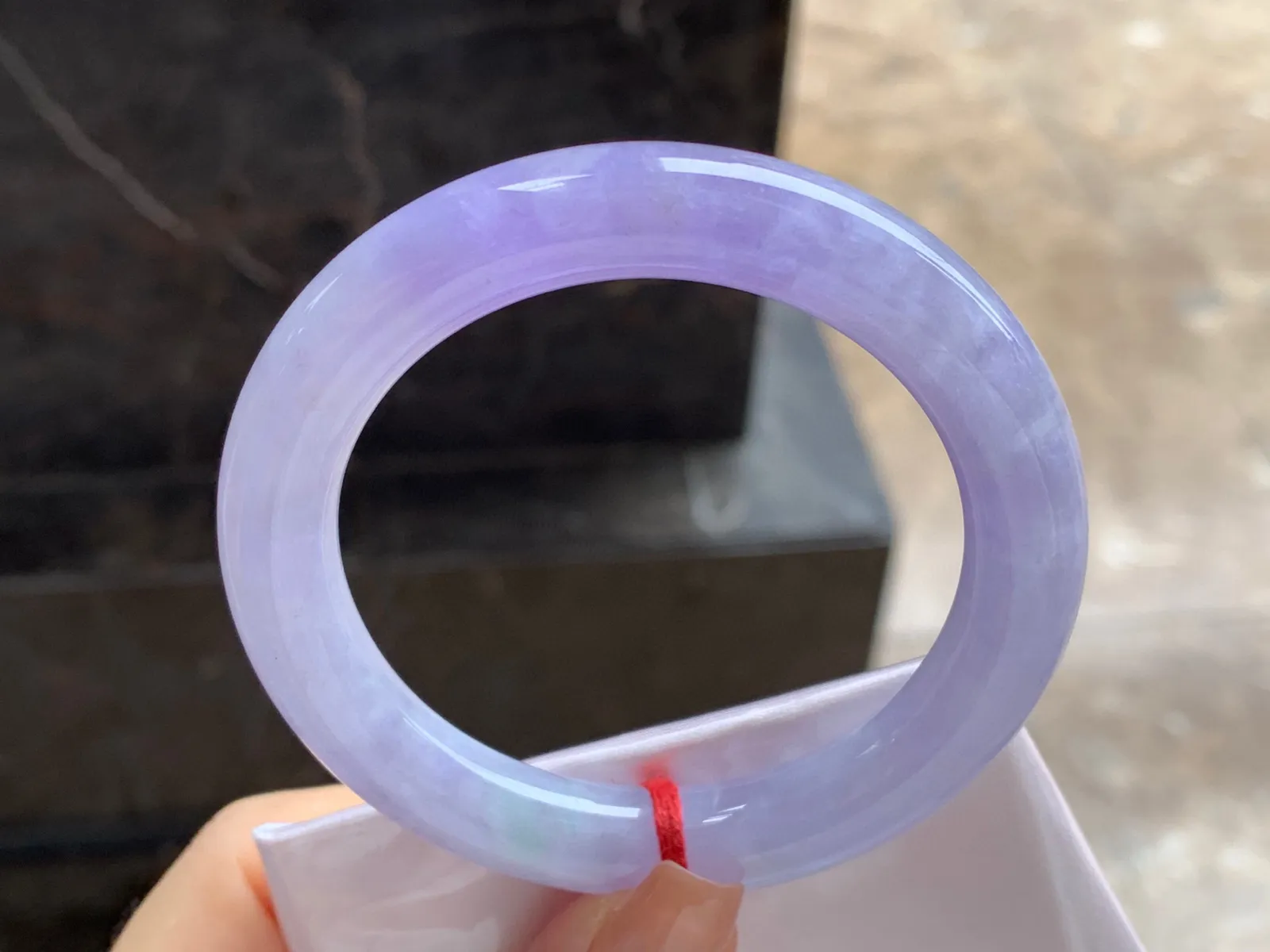 紫罗兰圆条手镯
尺寸：54.5-10.2mm
颜色浓郁～晶体粗需要包容