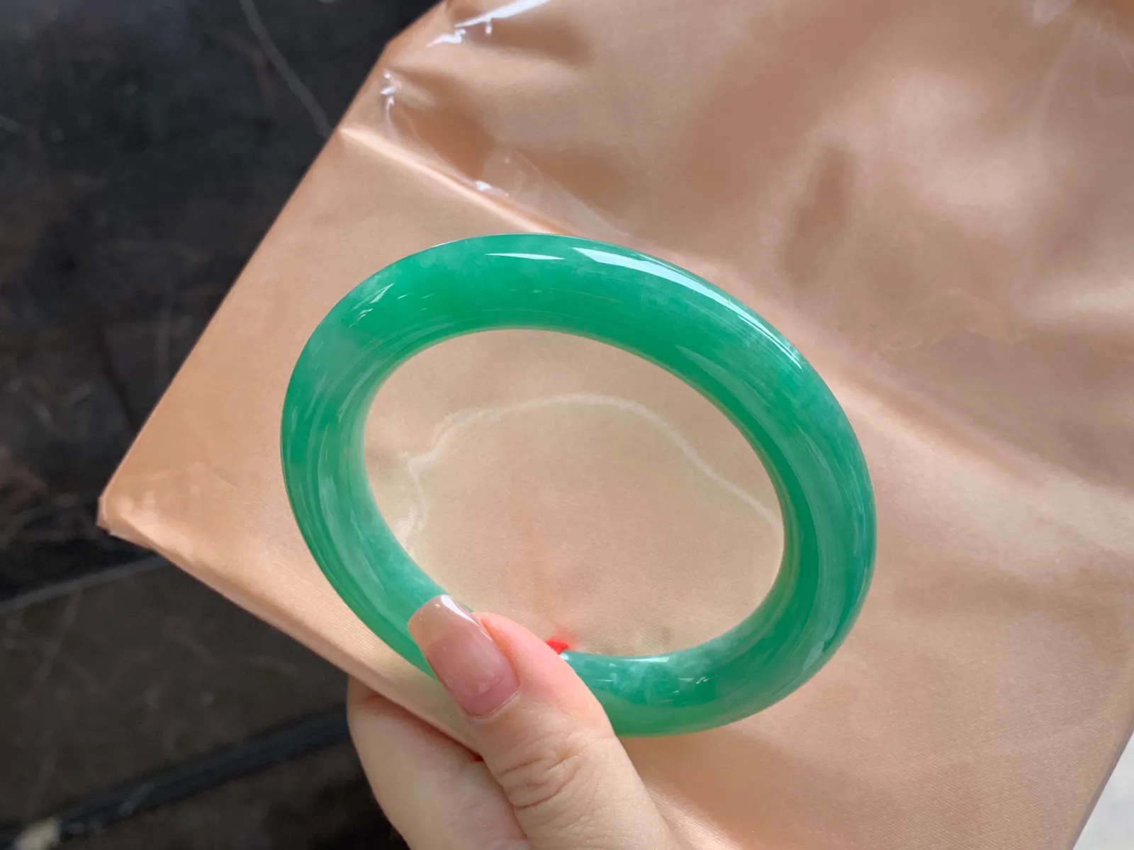 满色圆条手镯
尺寸：60-11.7mm
底子细腻干净～品质大圈口