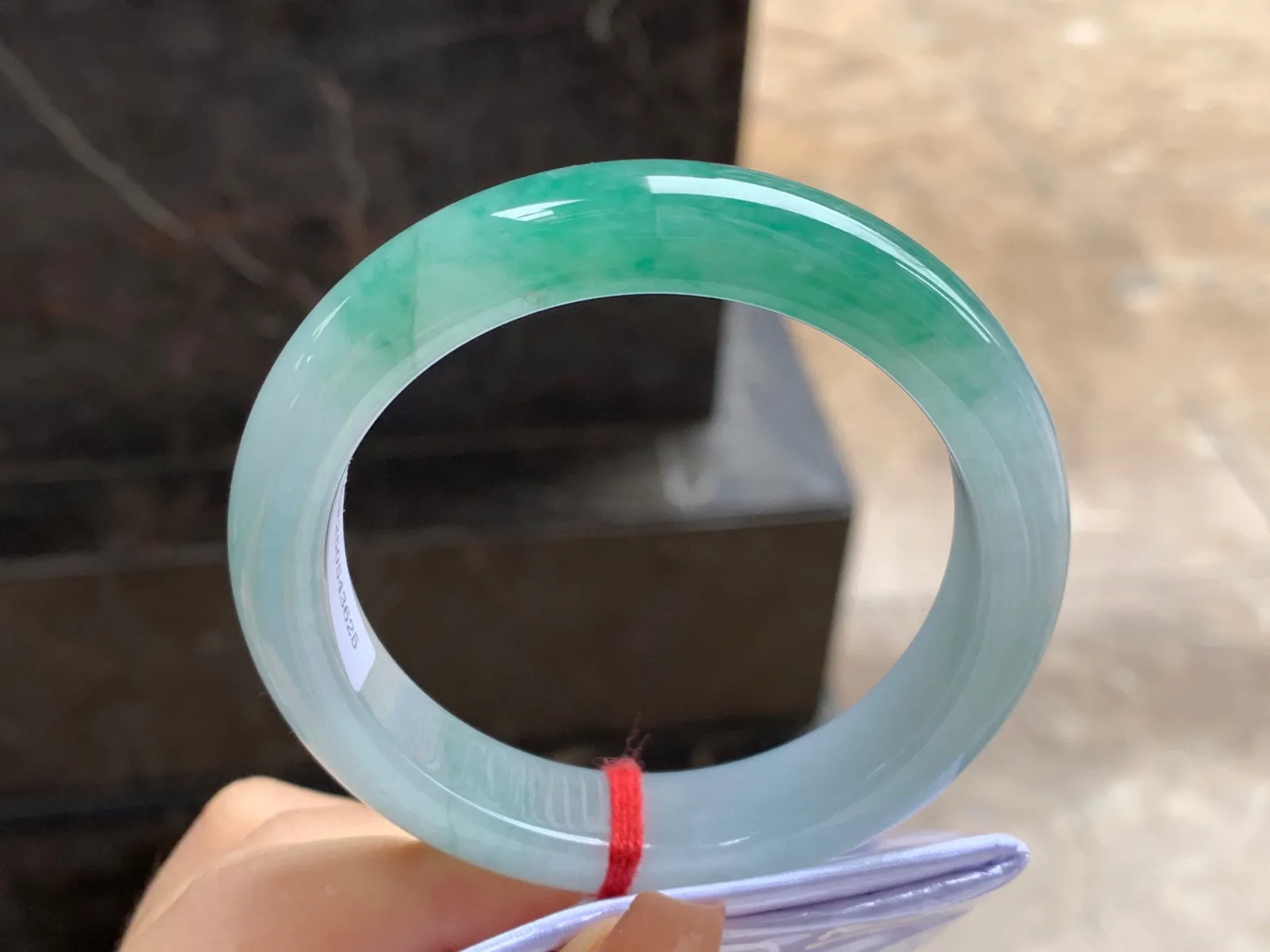 带色手镯
尺寸：55.6-12.4-8.5mm
绿花一段浓郁上手好看
