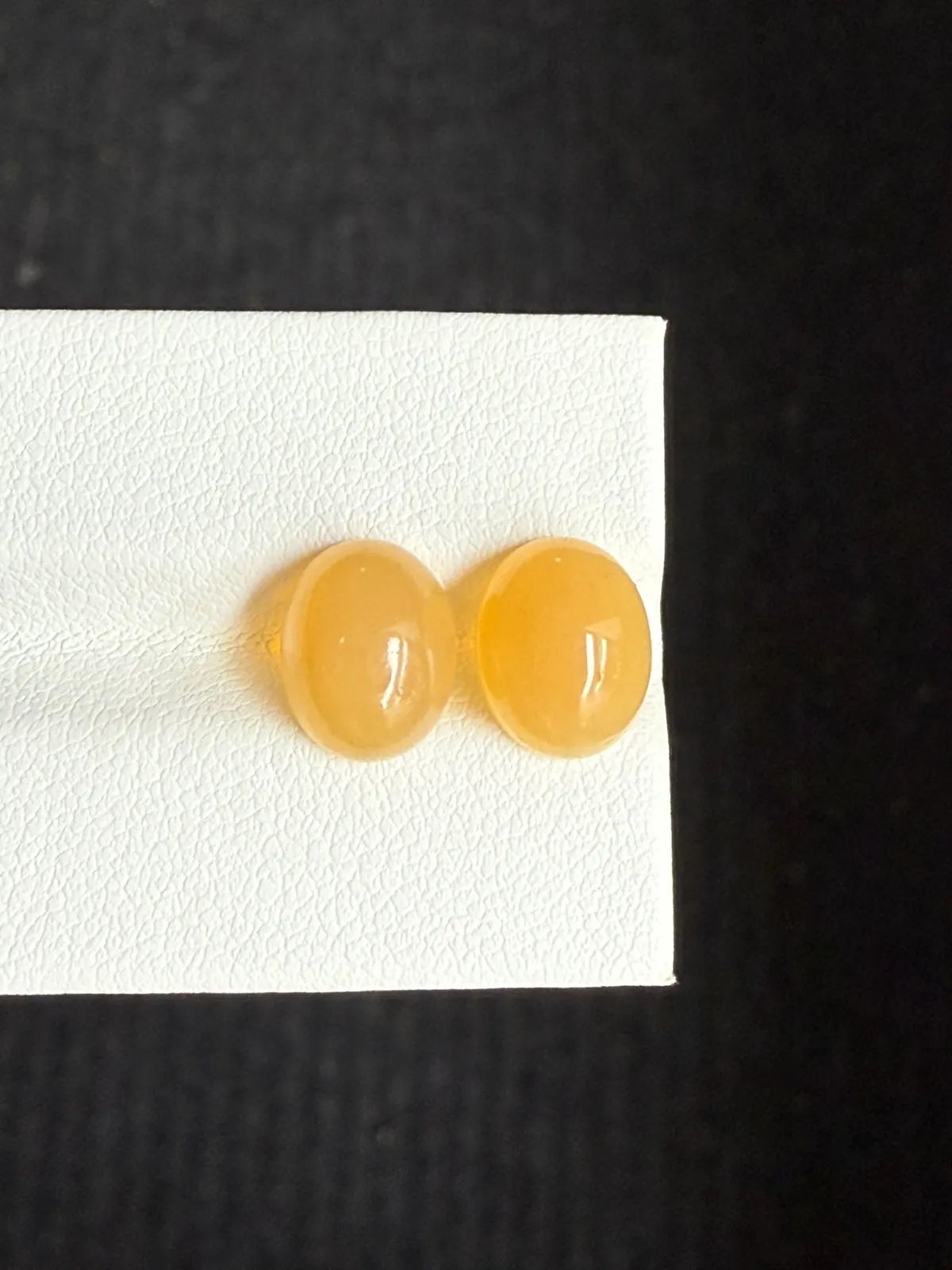 4.17ct天然墨西哥火欧泊裸石，尺寸9.9×7.8×5.3mm， 颜色美艳 ，晶体通透
