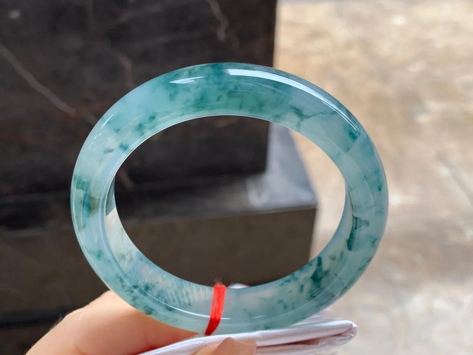 冰种飘花手镯
尺寸：57.4-12.8-9mm
种老肉细～很耐看的料子