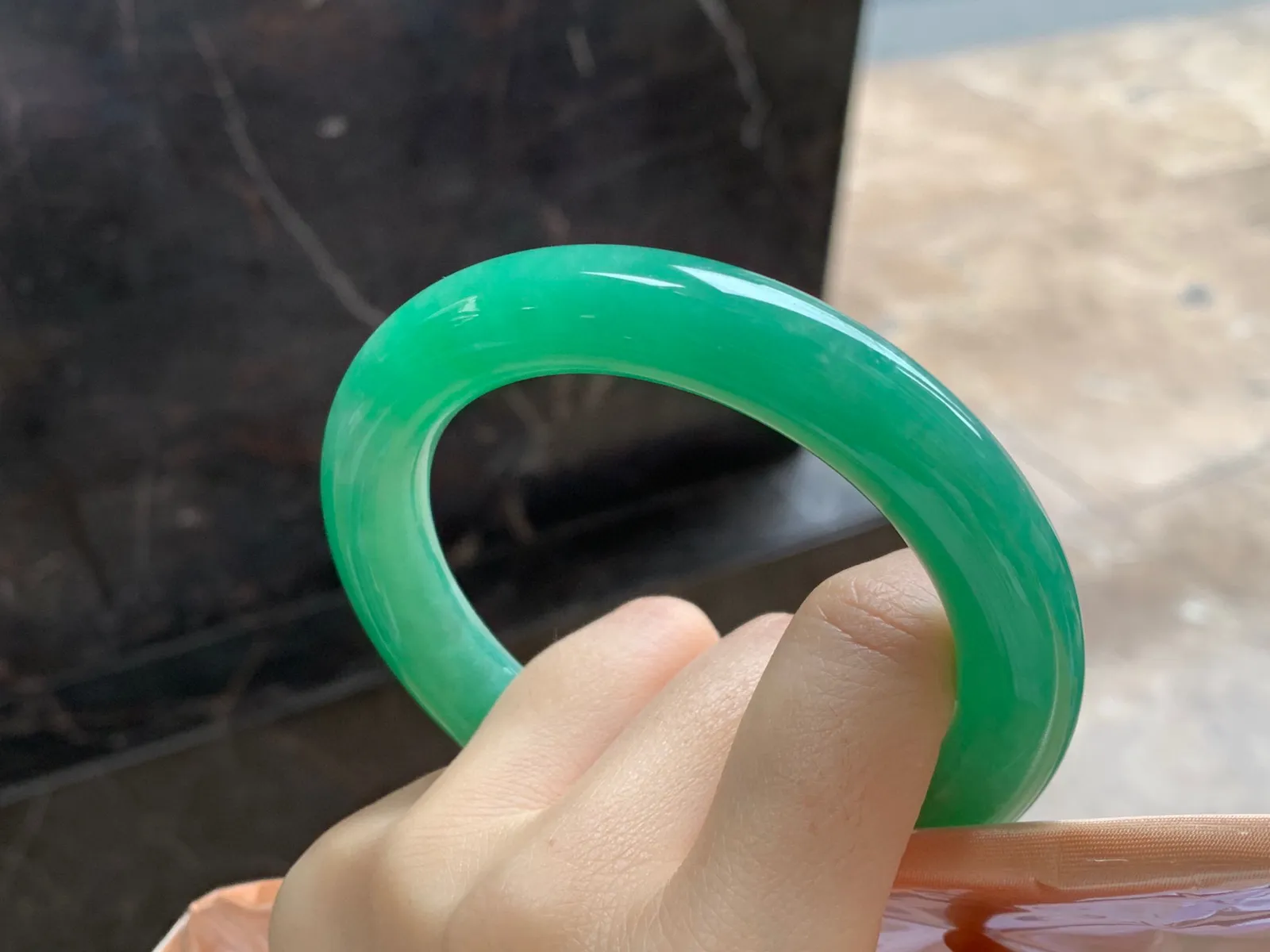 满色圆条手镯
尺寸：60-11.7mm
底子细腻干净～品质大圈口