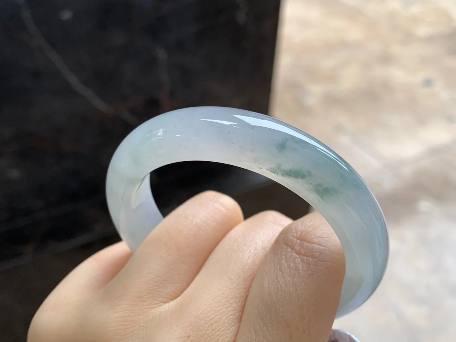 冰飘花手镯
尺寸：51.5-12.3-8.4mm
种水好 飘花点缀小圈口