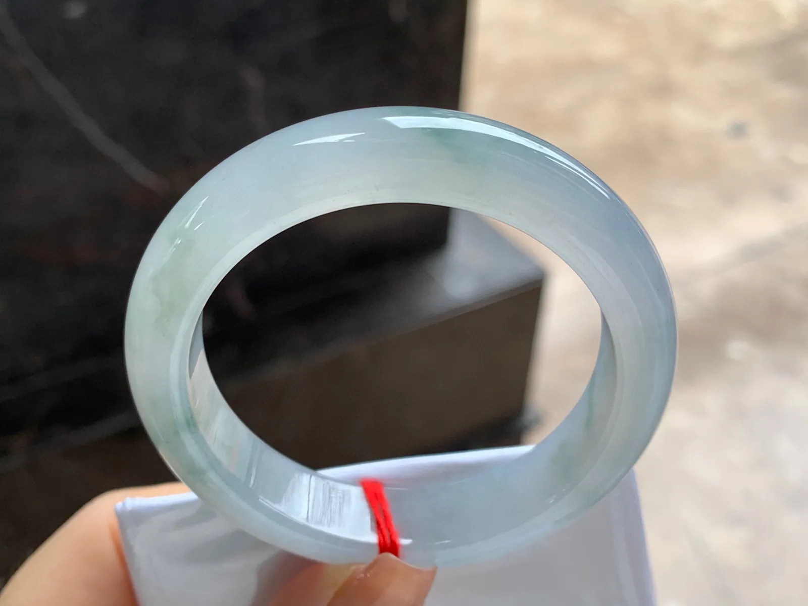 冰飘花手镯
尺寸：51.5-12.3-8.4mm
种水好 飘花点缀小圈口