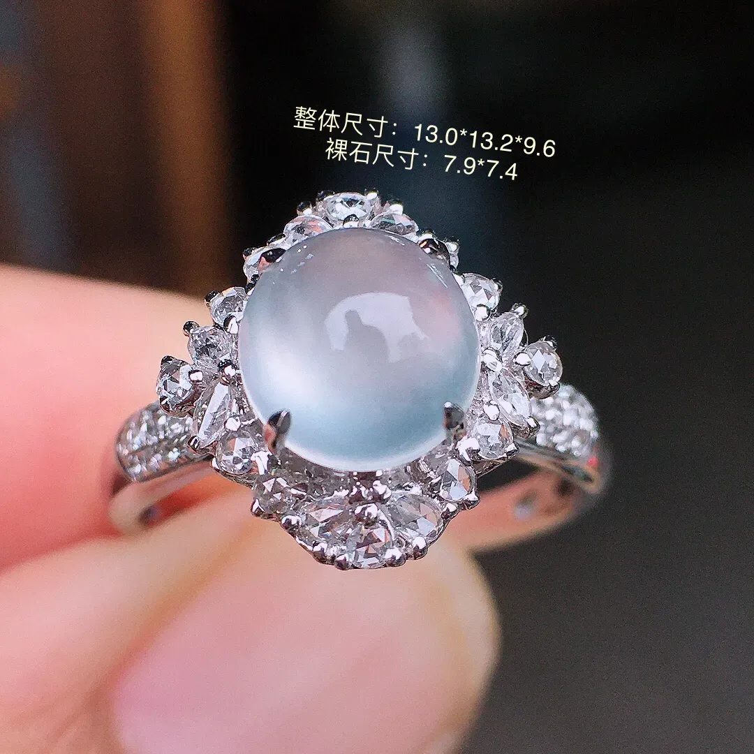冰种蛋面戒指，玉质细腻，荧光感超
强，饱满水润，气质满满。18k
金豪华镶嵌