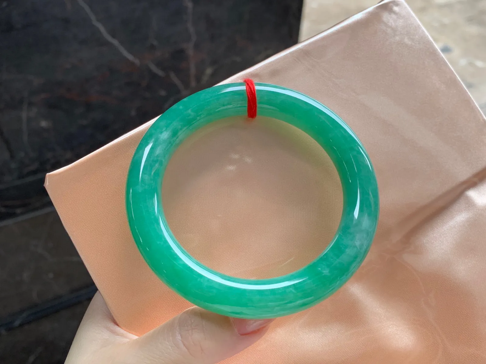 满色圆条手镯
尺寸：60-11.7mm
底子细腻干净～品质大圈口