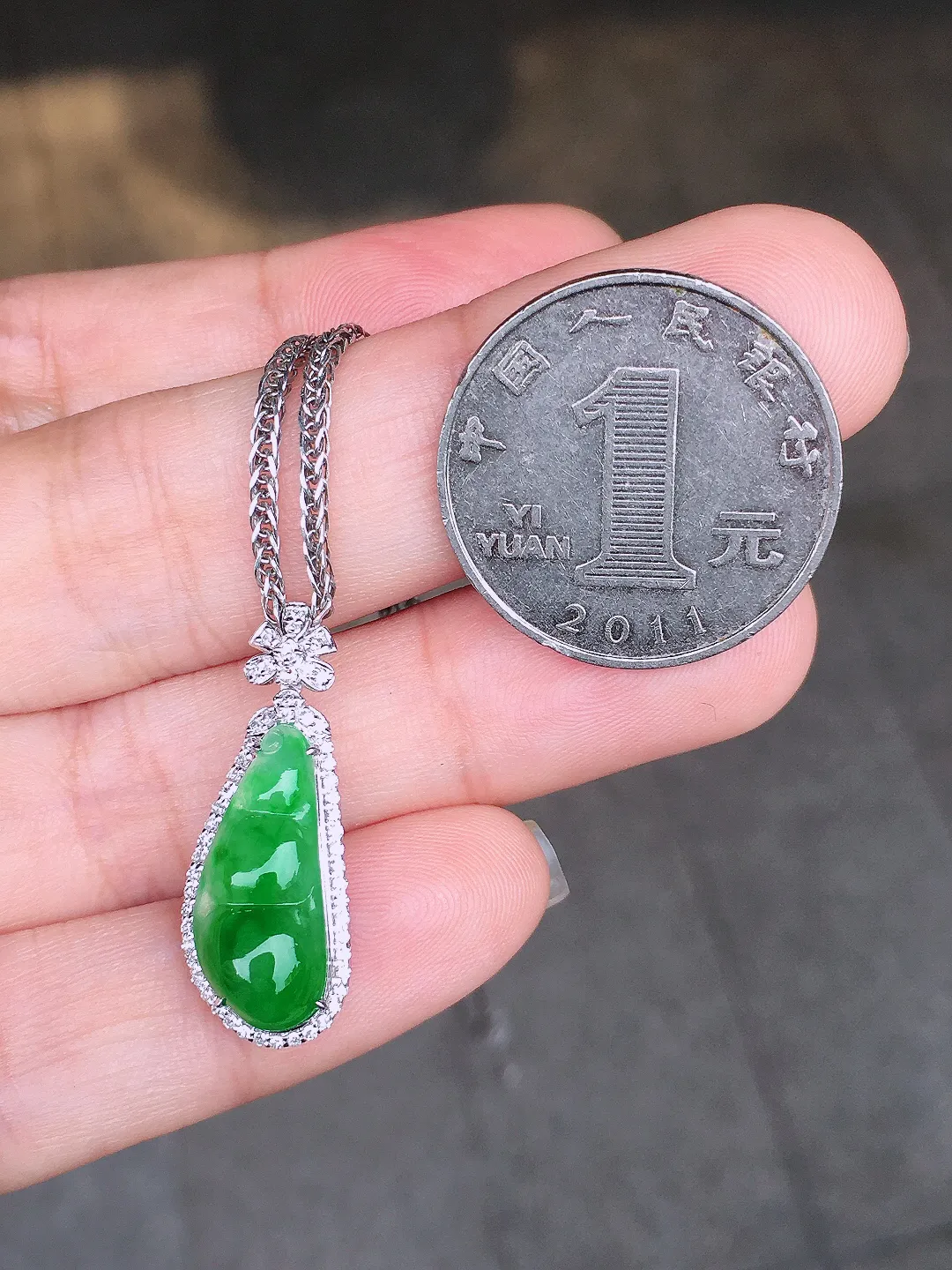 阳绿福豆吊坠，色泽均匀艳丽，玉质细腻，荧光感超
强，饱满水润，气质满满。18k
金豪华镶嵌