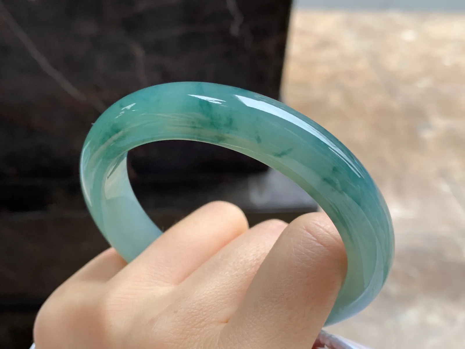飘花手镯
尺寸：59.7-12.2-9mm
底子细腻干净～有种水 大圈口