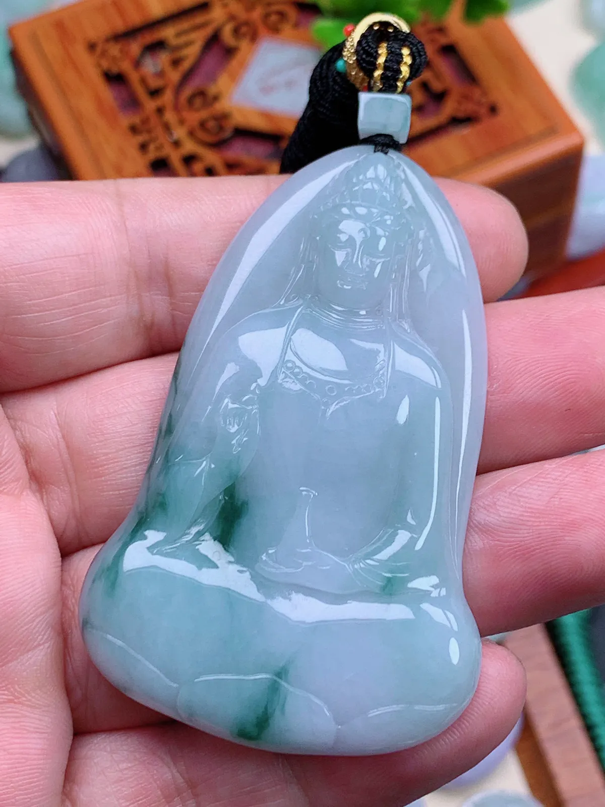 精品推荐，缅甸天然A货翡翠，飘花素衣观音吊坠，种水好，颜色鲜艳，玉质水润细腻，工艺精湛，佩戴效果更佳
