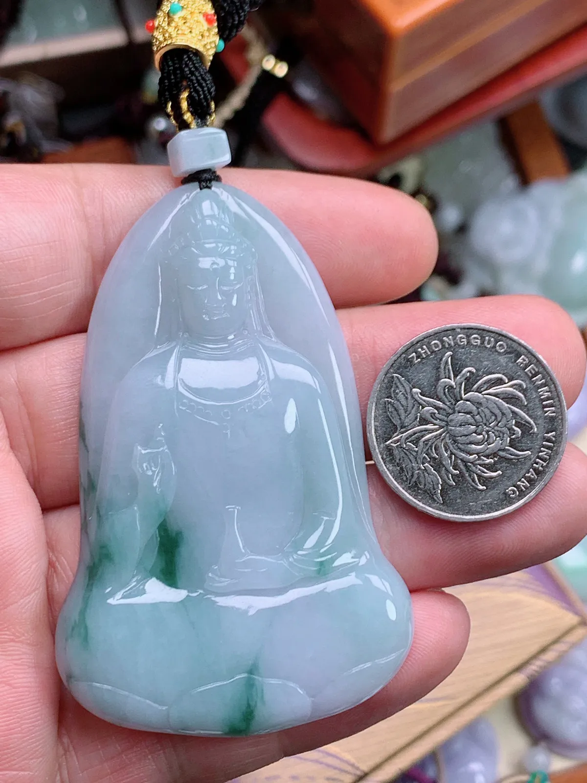 精品推荐，缅甸天然A货翡翠，飘花素衣观音吊坠，种水好，颜色鲜艳，玉质水润细腻，工艺精湛，佩戴效果更佳。