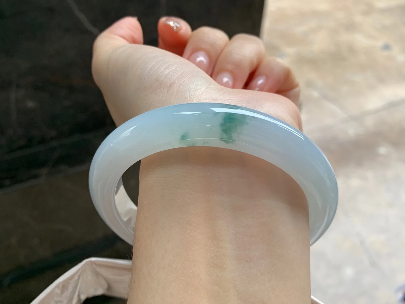 飘花大圈口手镯
尺寸：63.2-12-10mm
底子细腻干净～大圈口