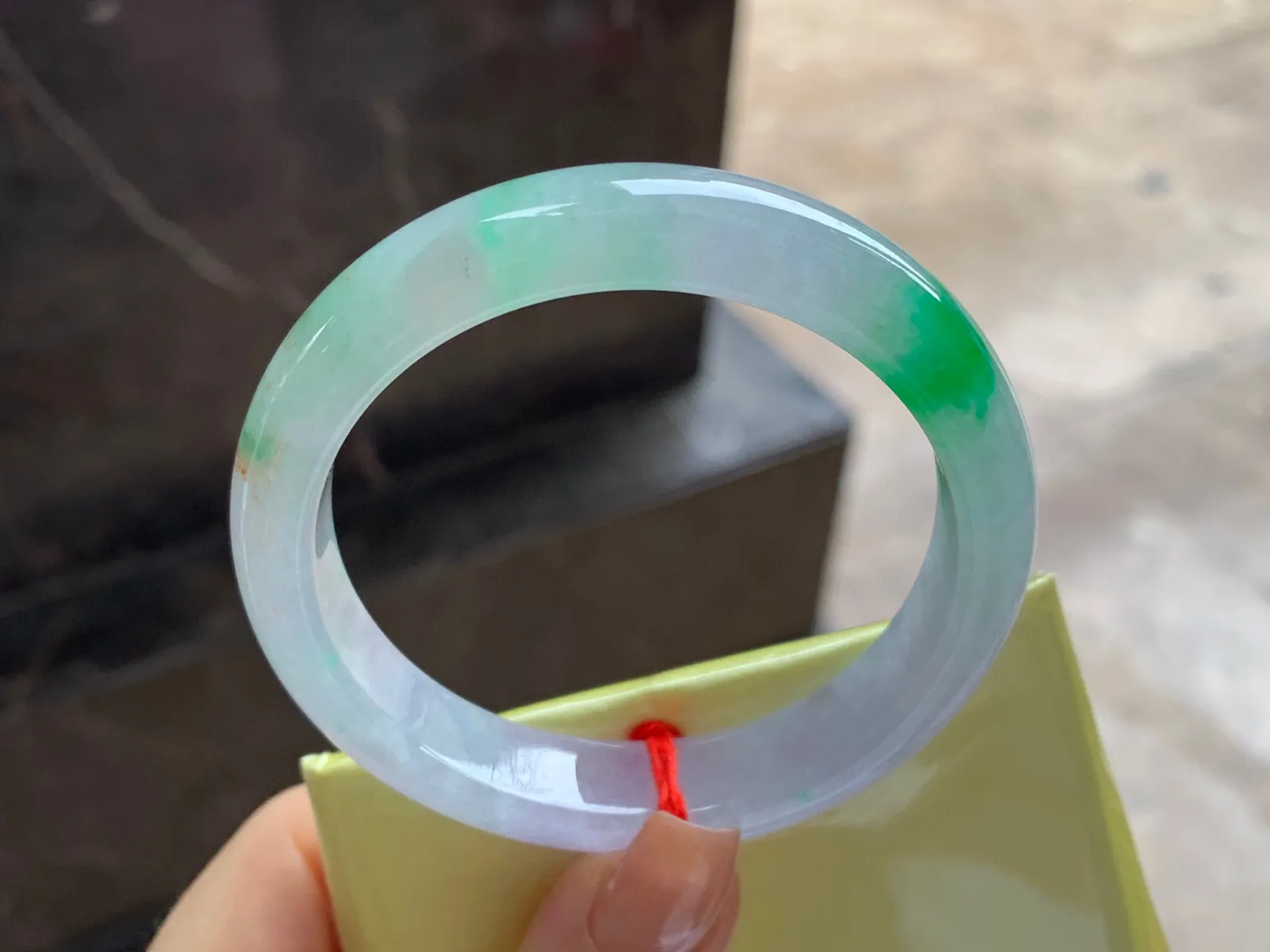 阳绿色小圈口手镯
尺寸：52.8-9.6-9.3mm
有种有色～阳绿色点缀