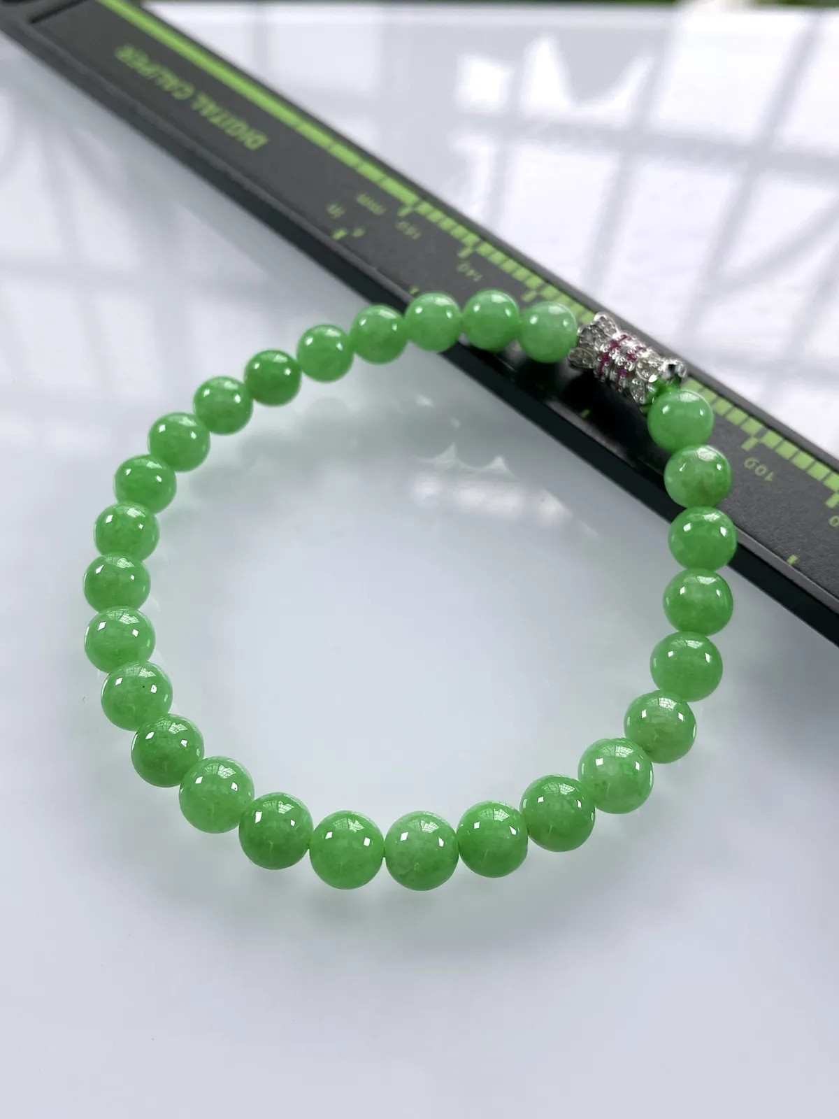 缅甸天然翡翠A货，卡6.3冰润满绿阳绿圆珠手串手链，尺寸：6.3mm/27颗，长度175mm，重量：13.28g