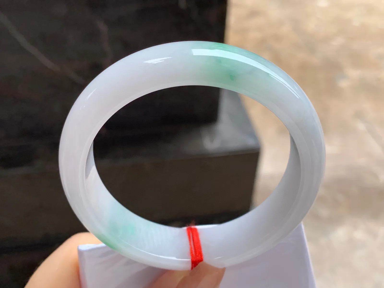 带色手镯
尺寸：57.8-15.4-8mm
底子细腻干净～版型不错