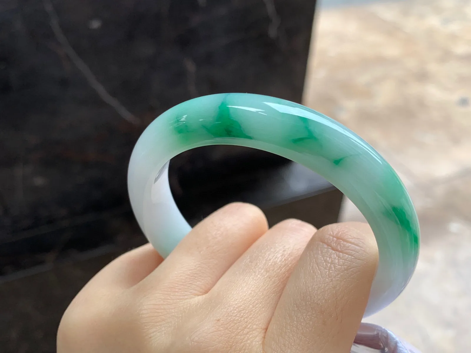 带色手镯
尺寸：56.8-11.7-8.4mm
底子细腻白净～绿色点缀