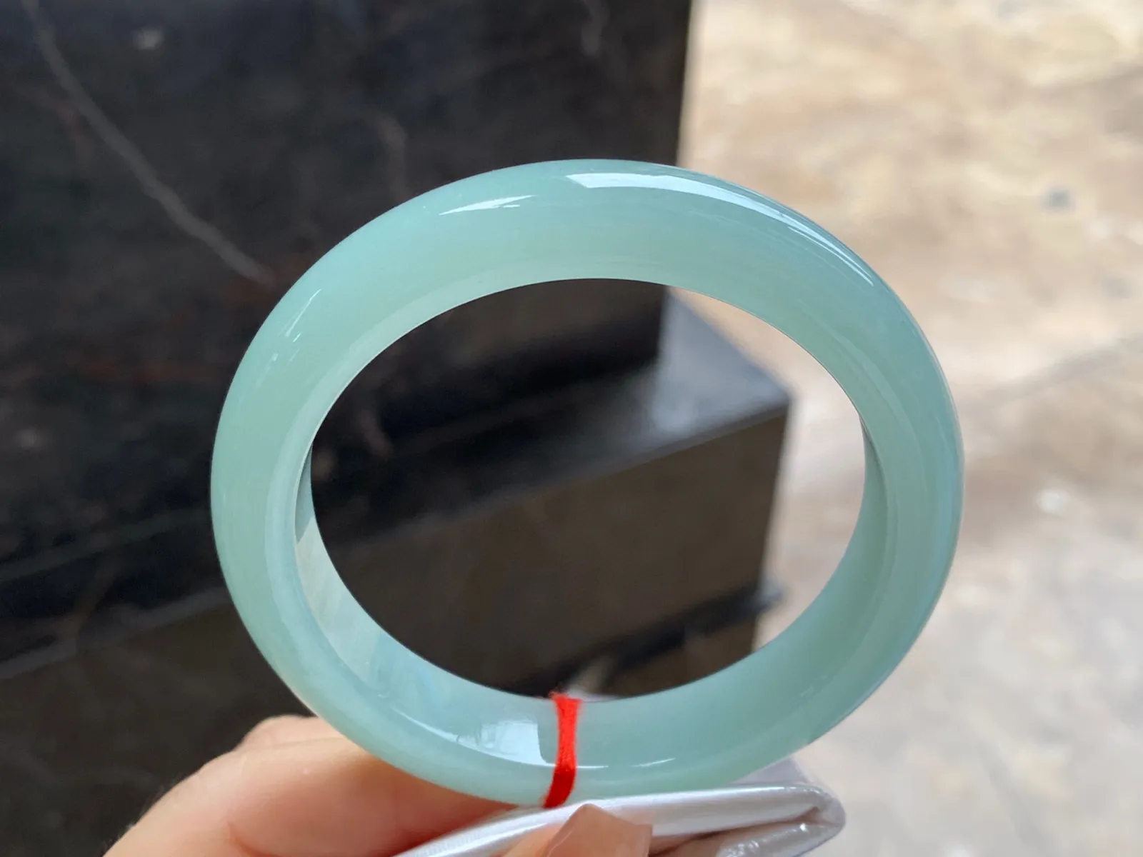 晴绿手镯
尺寸：57.7-12.4-8.8mm
底子细腻干净～有底色