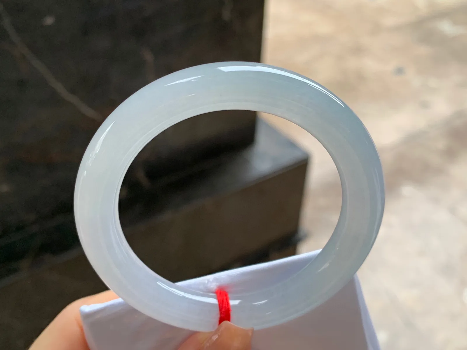 糯冰圆条手镯
尺寸：52.7-9.9-9.8mm
种水好 小清新上手好看