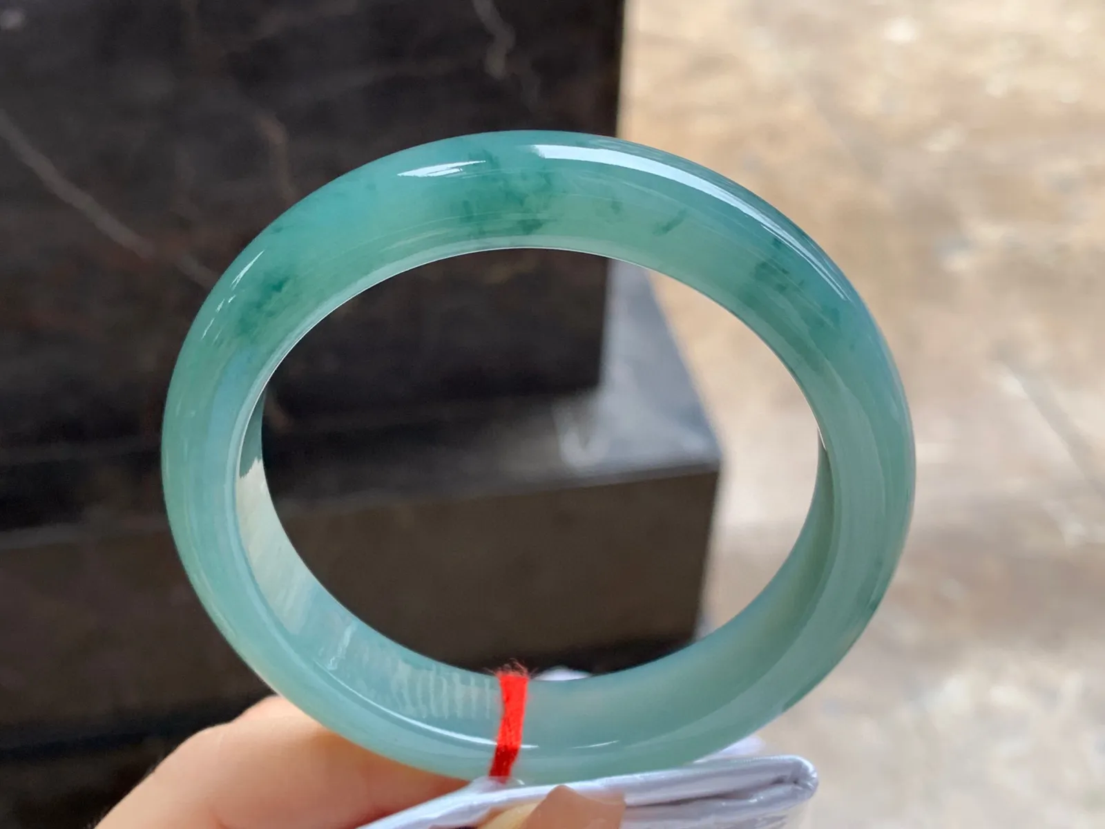 飘花手镯
尺寸：59.7-12.2-9mm
底子细腻干净～有种水 大圈口