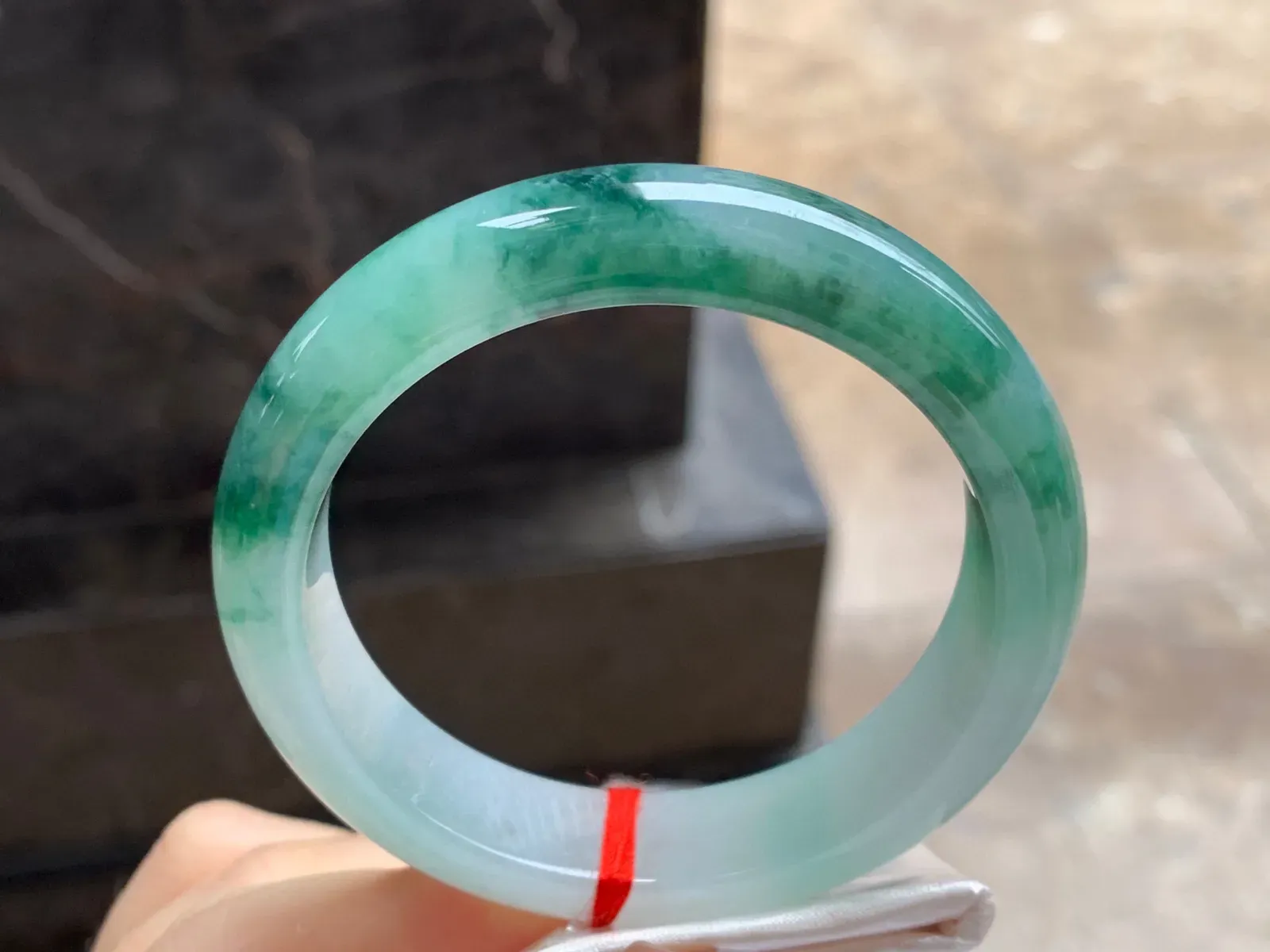 飘绿花手镯
尺寸：55.3-12.8-8.3mm
底子细腻干净～绿花浓郁
