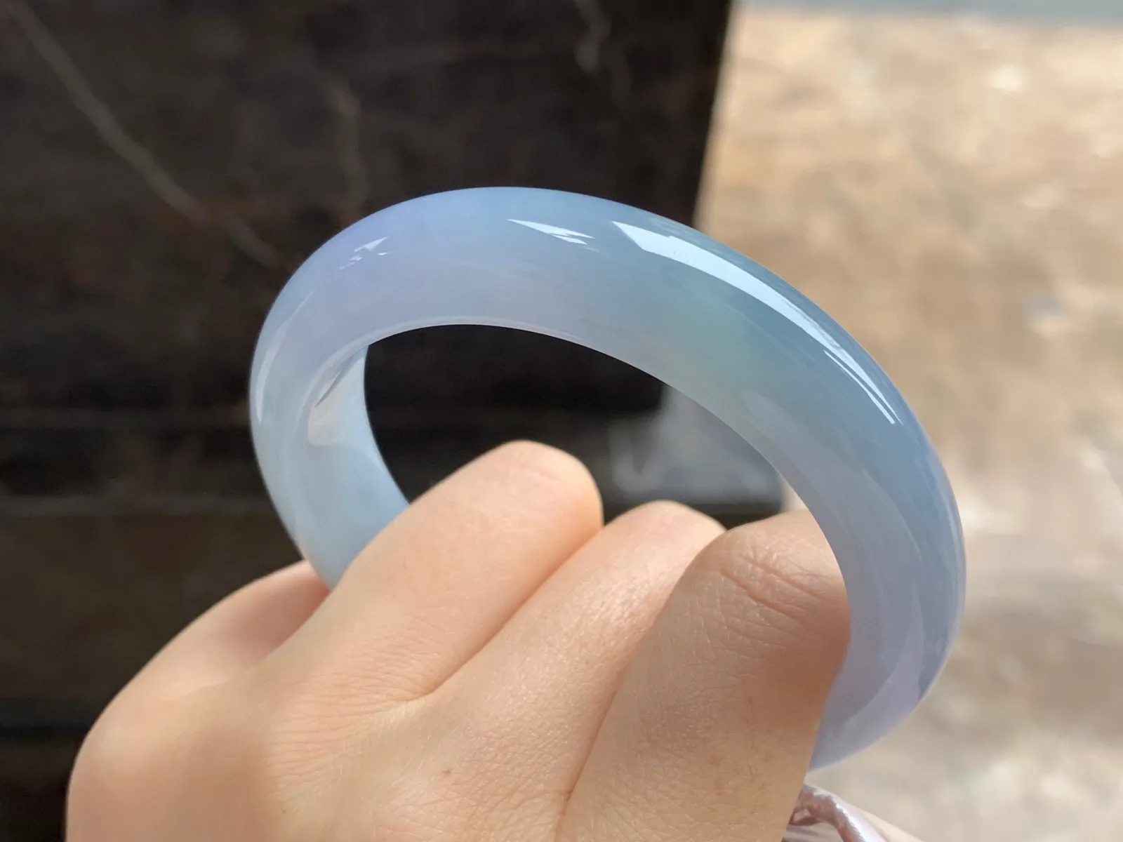 细糯手镯
尺寸：55.2-12.7-8.8mm
底子细腻干净～上手好看气质