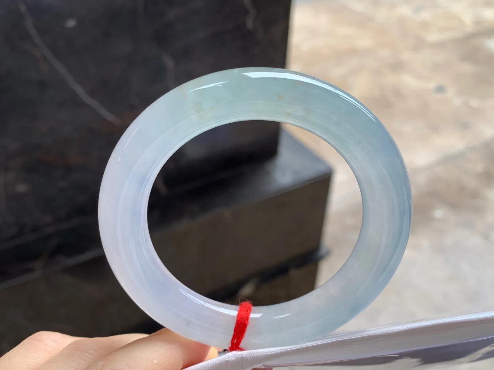 冰种圆条手镯
尺寸：54.1-11.8mm
冰味十足～甜甜的胖圆条