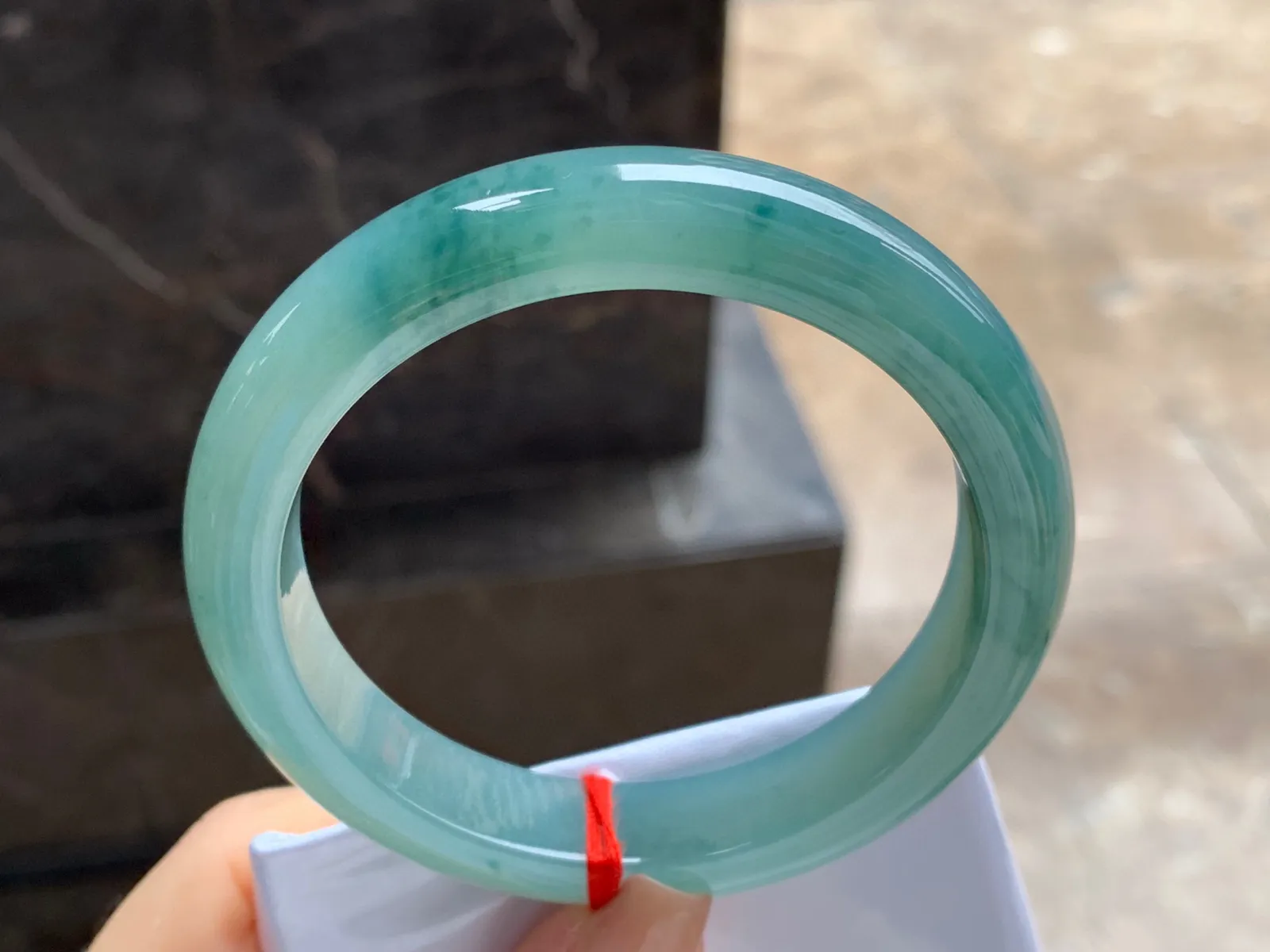 飘花手镯
尺寸：59.7-12.2-9mm
底子细腻干净～有种水 大圈口