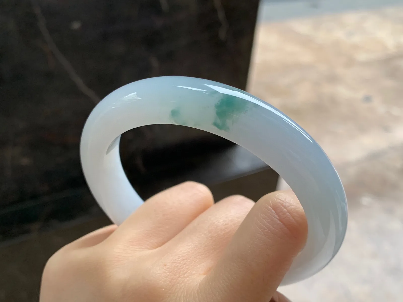 飘花大圈口手镯
尺寸：63.2-12-10mm
底子细腻干净～大圈口