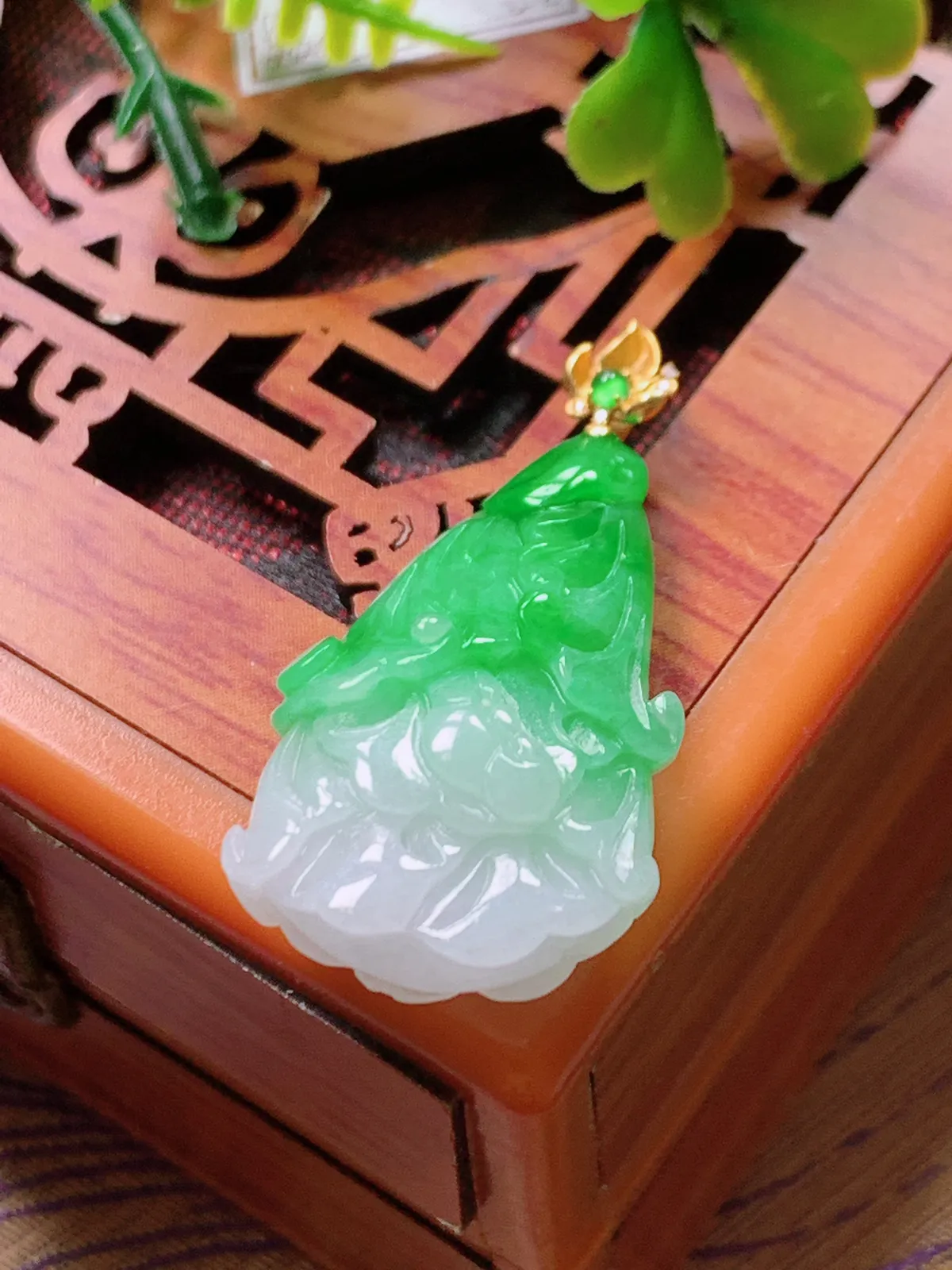 精品推荐，缅甸天然A货翡翠，18K金扣镶嵌飘阳绿白菜吊坠，种水好，颜色鲜艳，玉质水润细腻，工艺精湛，佩戴效果更佳。