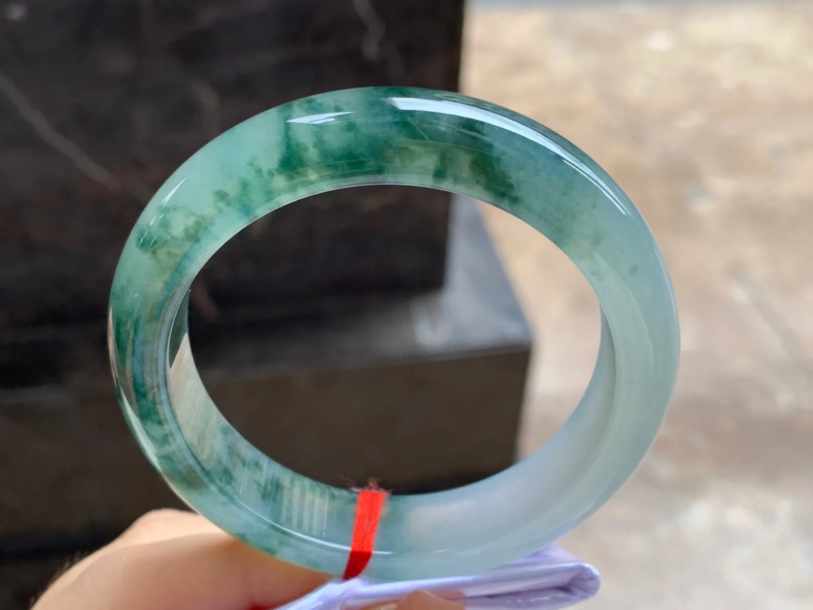 飘花手镯
尺寸：55-12.6-8.7mm
底子细腻干净～飘花浓郁