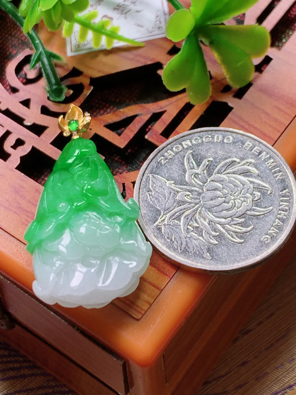 精品推荐，缅甸天然A货翡翠，18K金扣镶嵌飘阳绿白菜吊坠，种水好，颜色鲜艳，玉质水润细腻，工艺精湛，佩戴效果更佳。