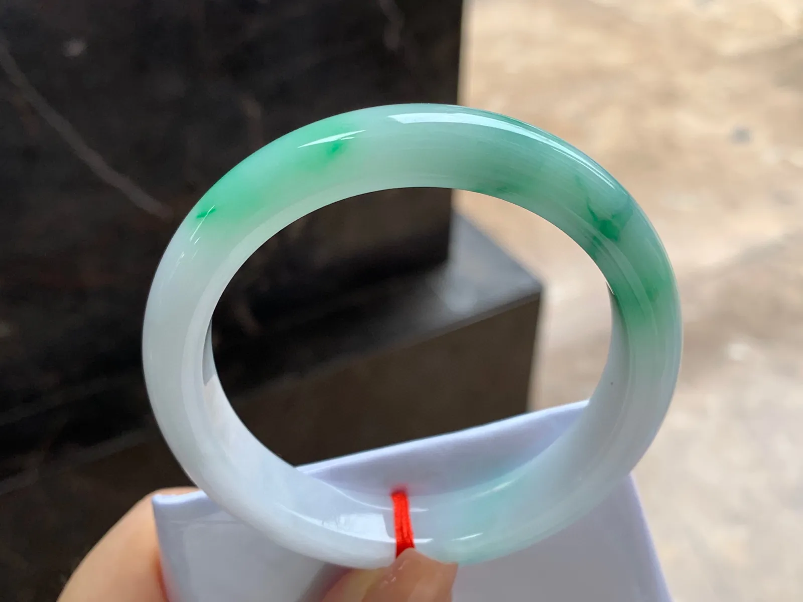 带色手镯
尺寸：56.8-11.7-8.4mm
底子细腻白净～绿色点缀