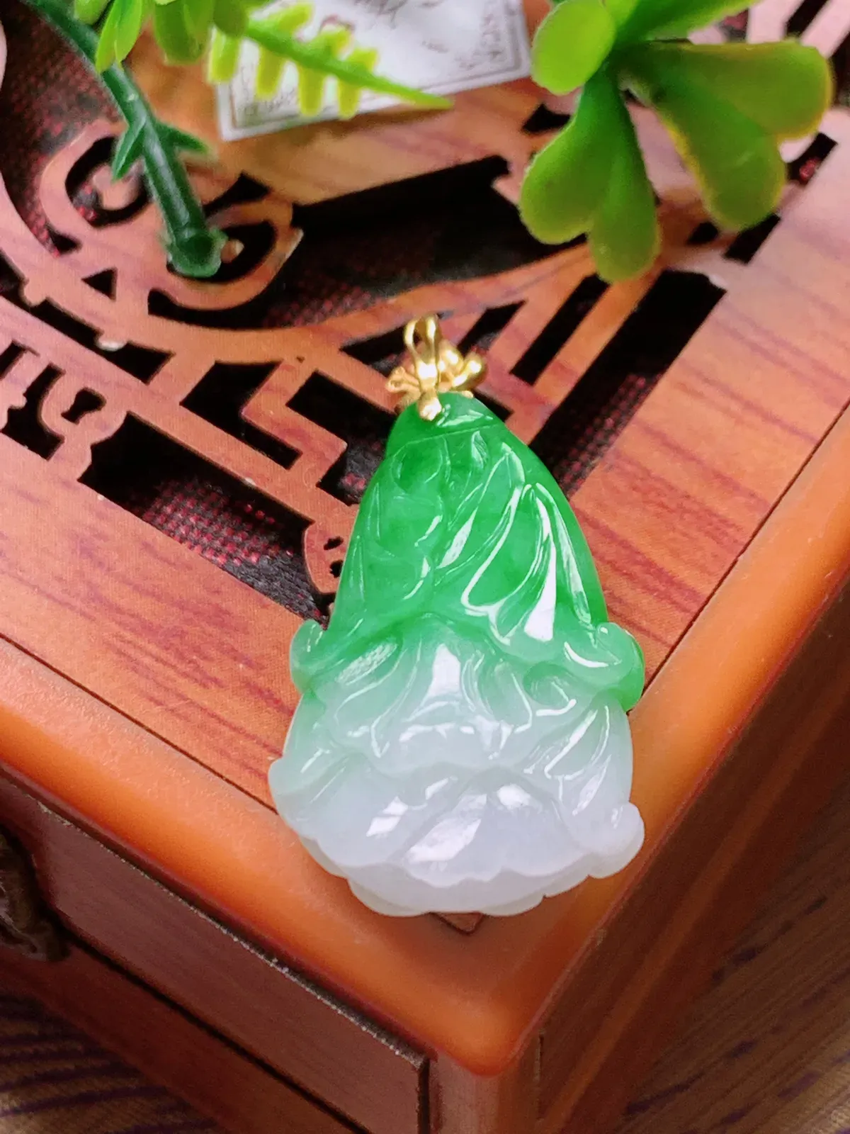精品推荐，缅甸天然A货翡翠，18K金扣镶嵌飘阳绿白菜吊坠，种水好，颜色鲜艳，玉质水润细腻，工艺精湛，佩戴效果更佳。