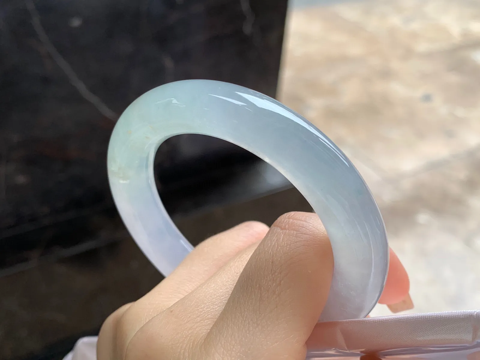 冰种圆条手镯
尺寸：54.1-11.8mm
冰味十足～甜甜的胖圆条