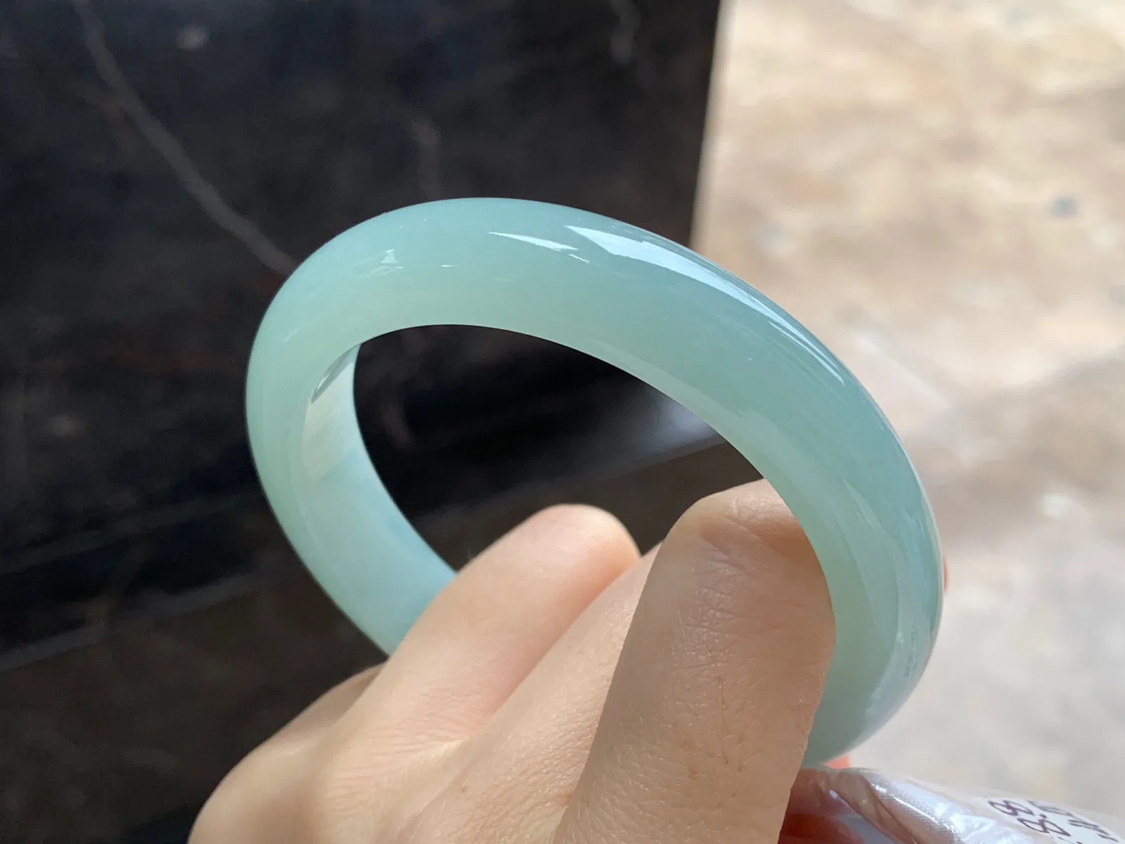 晴绿手镯
尺寸：57.7-12.4-8.8mm
底子细腻干净～有底色