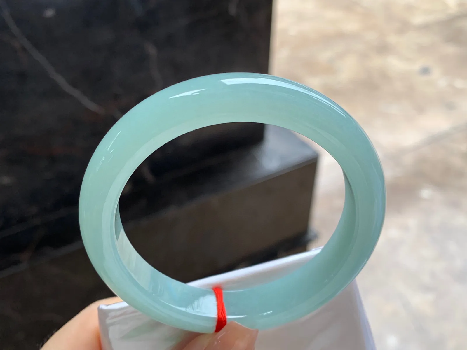 晴绿手镯
尺寸：57.7-12.4-8.8mm
底子细腻干净～有底色