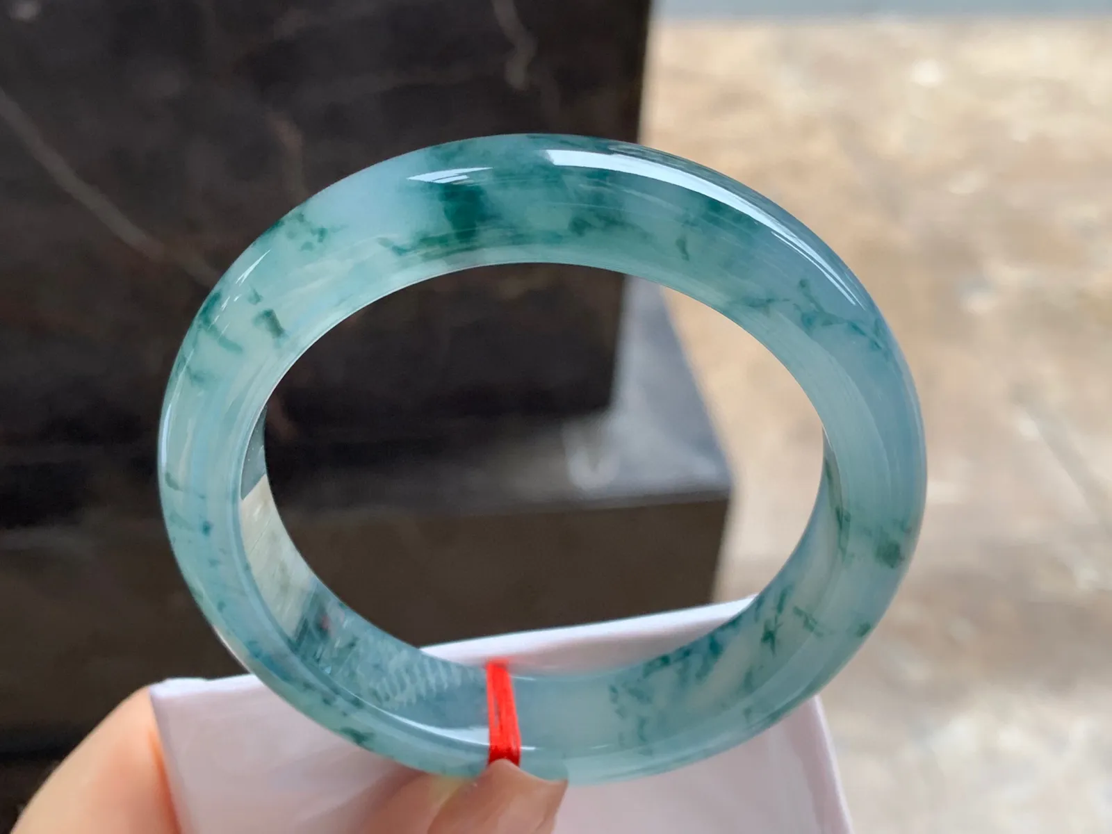 冰种飘花手镯
尺寸：57.4-12.8-9mm
种老肉细～很耐看的料子
