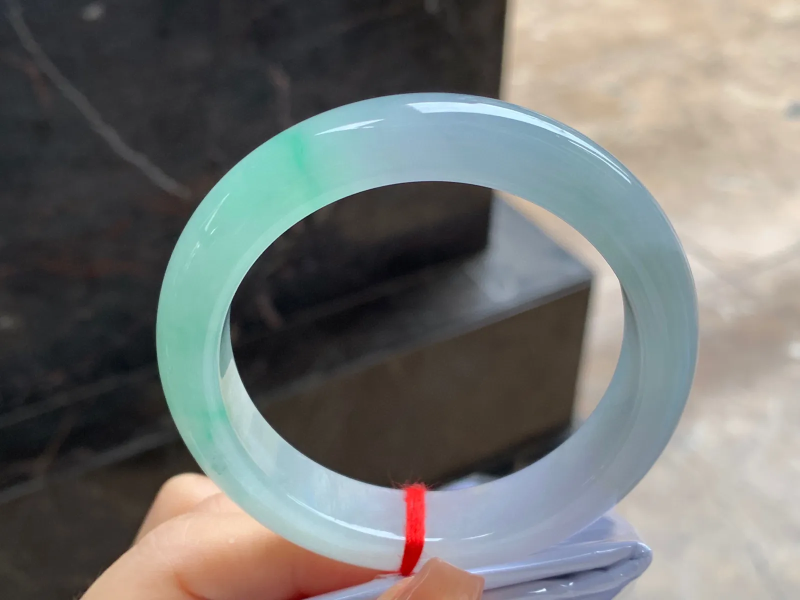 带色手镯
尺寸：55.7-12.8-9mm
有种有色～甜甜的料子上手好看