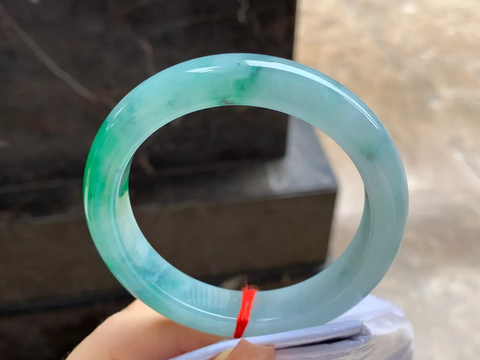 带色手镯
尺寸：57.8-11.8-9mm
绿色浓郁～肉质细腻 上手好看气质