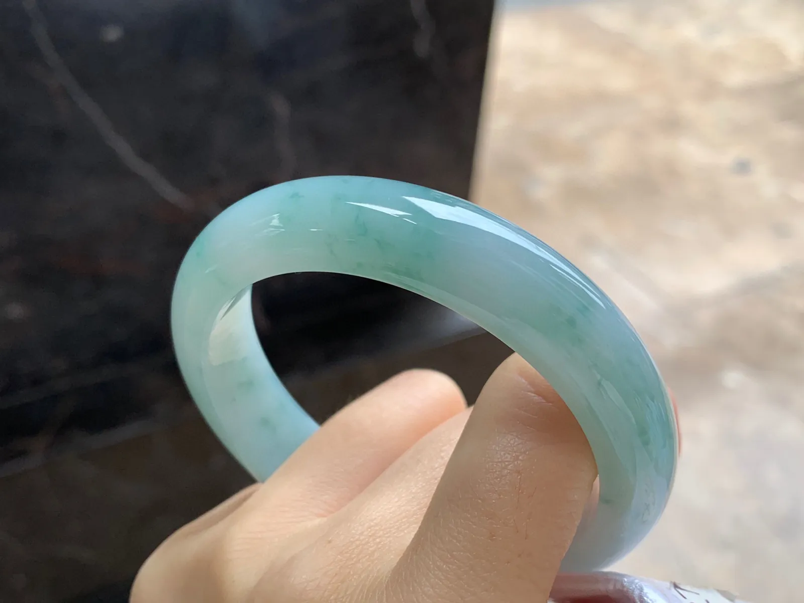 飘花手镯
尺寸：57.6-13.5-8.7mm
肉质细腻干净～飘花点缀