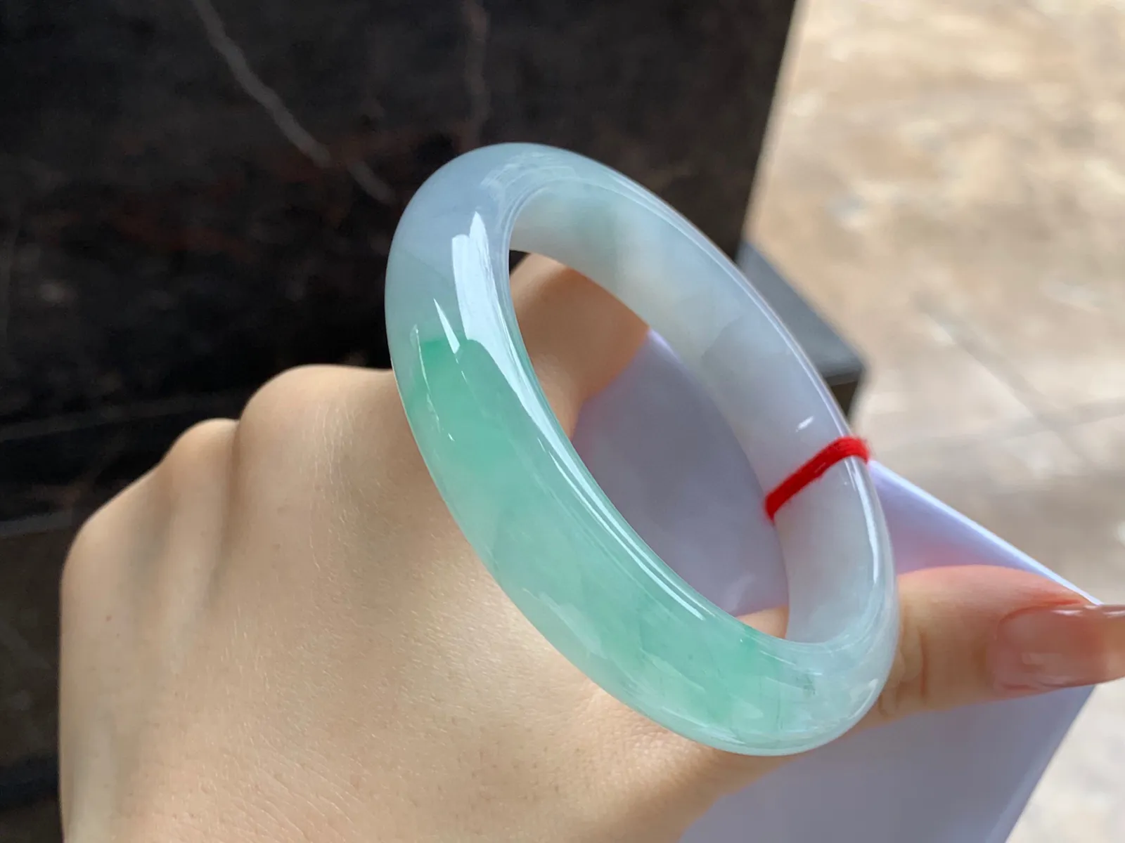 带色手镯
尺寸：55.7-12.8-9mm
有种有色～甜甜的料子上手好看