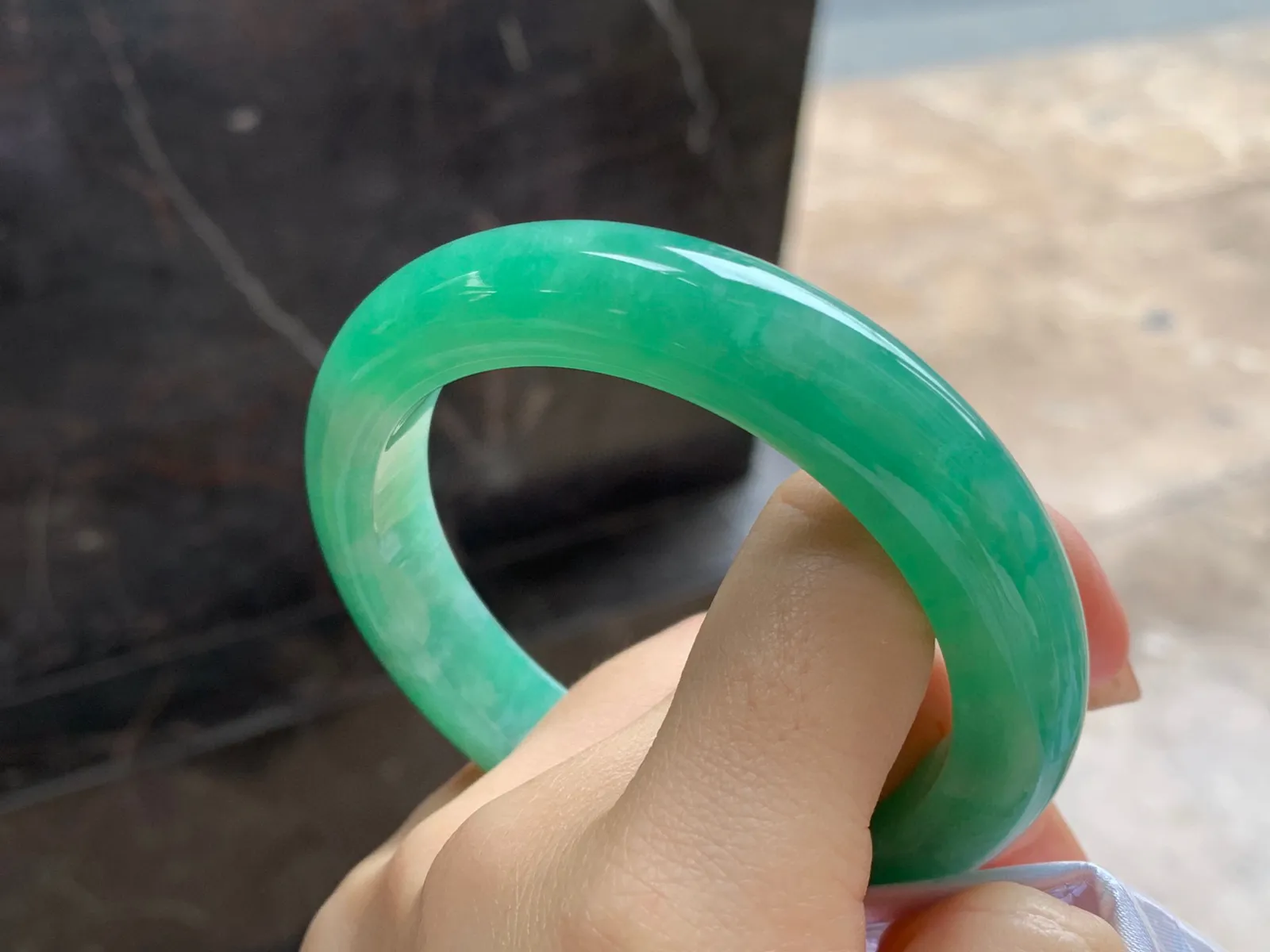 满色圆条手镯
尺寸：60-11.7mm
底子细腻干净～品质大圈口