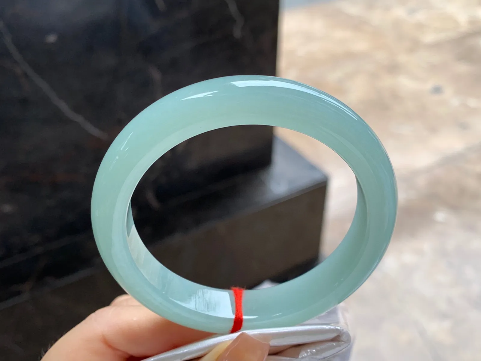 晴绿手镯
尺寸：57.7-12.4-8.8mm
底子细腻干净～有底色